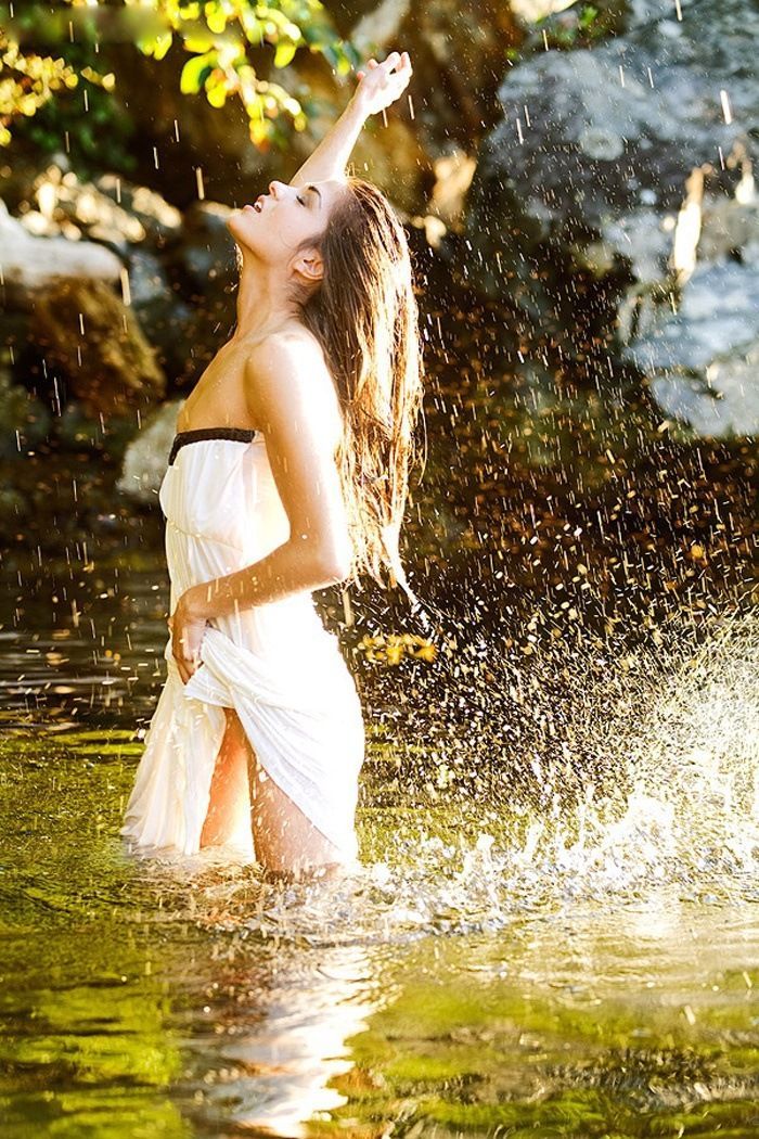 Marie Avgeropoulos in El Paso