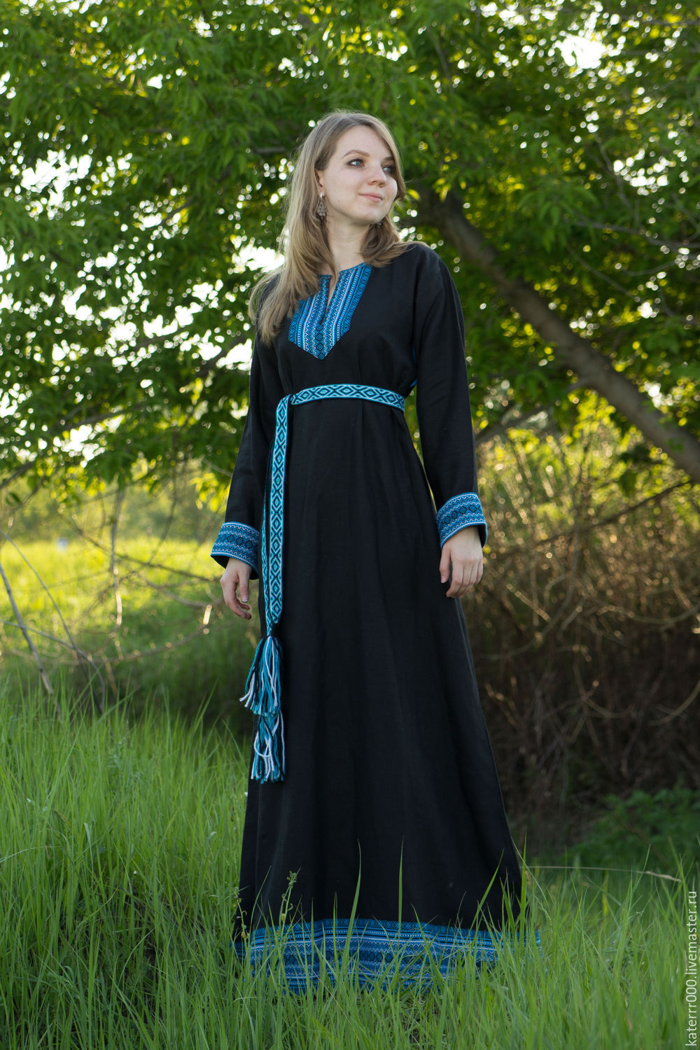 Women in Slavic costumes in El Paso