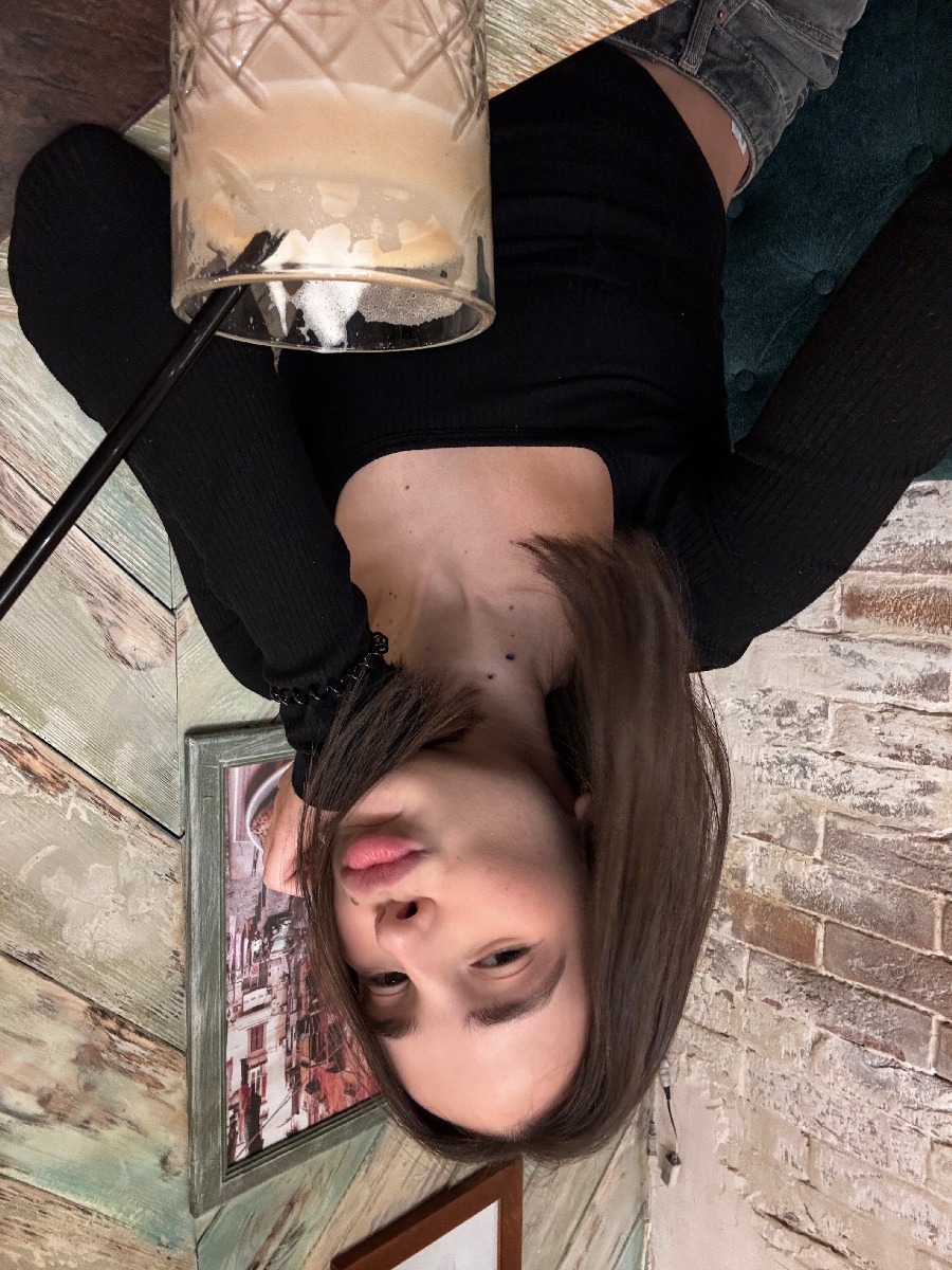 Fresh photos, fresh mood — Tina online in El Paso